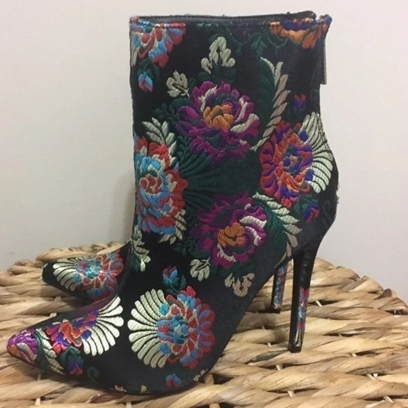 “Madelina” Justfab Black Flower 4” Heel Booties! 💥 - Picture 5 of 11